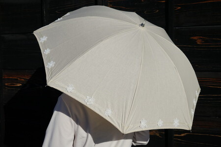 雪華模様の刺繍入り日傘（晴雨兼用・サイズ50ｃｍ・UV加工・麻50％綿50％）カラー：ベージュ_BL20◇