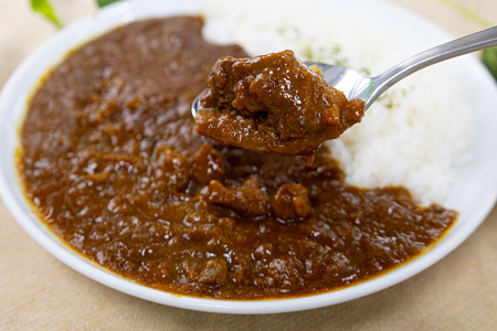 オーストリッチカレー 5パック カレー ダチョウ肉 使用 高たんぱく 低脂肪 低カロリー 鉄分 豊富 ダチョウ ヘルシー 常温保存 レトルト レトルトカレー カレーライス ダイエット 筋トレ 保存食 常温 ギフト 茨城県 石岡市 (C05-012)
