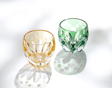 江戸切子　カガミクリスタル　冷酒杯　「紫陽花」「向日葵」 鍋谷聡作　伝統工芸品 伝統工芸士作カガミクリスタルの江戸切子 冷酒杯〈向日葵〉T535