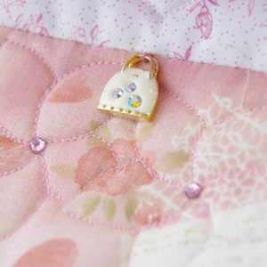 おやゆび姫の妖精ワンピース　タペストリー【手作り ハンドメイド 手芸】（CF105）