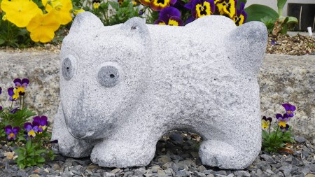 犬の彫刻「ぼくの家」 置物 オブジェ 犬 動物 彫刻 インテリア 工芸品 [AP006sa]