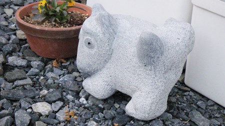 犬の彫刻「ぼくの家」 置物 オブジェ 犬 動物 彫刻 インテリア 工芸品 [AP006sa]