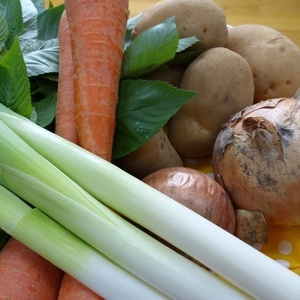 BI-10 12ヵ月定期便「自然栽培野菜」10～12品目（3月4月は白米または玄米5kg）