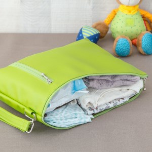 グリーン おむつポーチ Occhi 抗菌 抗菌 防臭 機能付 オムツポーチ おしりふきケース 大きめ おしり拭き おむつケース かわいい シンプル おしゃれ Teesブランド 出産祝い おしりふき内蔵 クラッチ 茨城県つくばみらい市 ふるさと納税サイト ふるなび