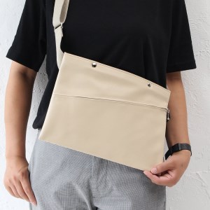 ベージュ メッセンジャーバッグ Saco 抗菌 メンズ レディース Pvcレザー オシャレ サコッシュバッグ メッセンジャーバッグ スマホ Ipad アウトドア 防水 大きめ 軽量 シンプル きれいめ かわいい 茨城県つくばみらい市 ふるさと納税サイト ふるなび