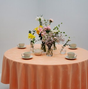 ジャガード織の花模様が美しい円形テーブルクロス