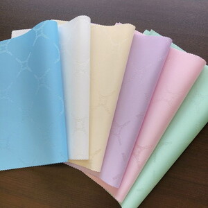 ラメ糸でダイヤ柄がデザインされたランチョンマット