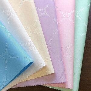 ラメ糸でダイヤ柄がデザインされたランチョンマット