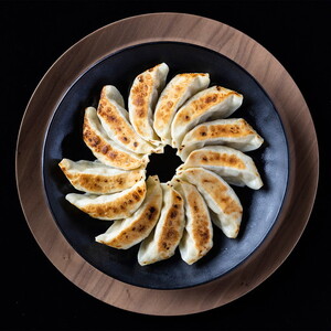 宇都宮餃子 はちまん餃子 にんにくチーズ餃子 12個（12個入り×1袋/1個 22g） ｜ 宇都宮餃子 国産野菜 グルメ 宇都宮市 ぎょうざ ギョーザ 野菜 冷凍食品 冷凍餃子 焼き餃子 水餃子