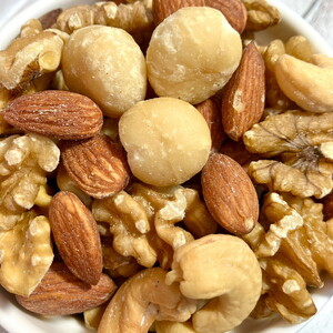 4種の素焼きミックスナッツ 2.01kg(670g×3袋) 素焼き チャック付き 健康 美容 直火焙煎 煎りたて うさぎや くるみ アーモンド マカデミアナッツ カシューナッツ