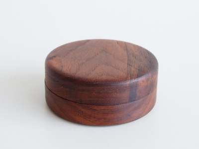 【小箱マカロン70サイズ　ウォールナット】旋盤の「削る」技術を利用した小さな丸い箱　国産　建彦木工　直径70mm×30mm【栃木県足利市】 F7Z-699