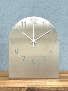 ステンレス 置き時計 針ホワイト インテリア モダン スタイリッシュ 時計【雑貨 日用品 人気 おすすめ 】