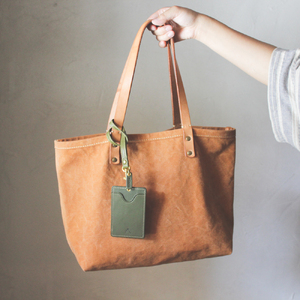 【minca】栃木レザーのストラップ付タテ型パスケース 定期入れ 職人の手仕事 パスホルダー01+ストラップS/タン(生成)　706【雑貨 日用品 人気 おすすめ 】