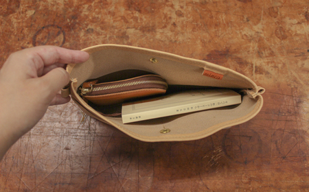 【minca】栃木レザーのサコッシュ/タン(生成)【かばん ファッション 人気 おすすめ 】