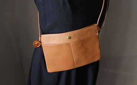 【minca】栃木レザーのサコッシュ/タン(生成)【かばん ファッション 人気 おすすめ 】