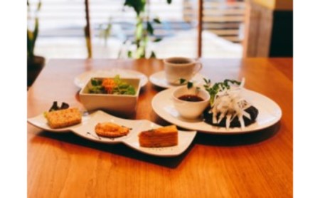 ショートコース1日ラウンド＆ランチ券（2名様） チケット・ゴルフ場利用権 スポーツ リフレッシュ 