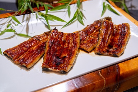 日本料理志ぶ家の うなぎ蒲焼き (タレ付き)