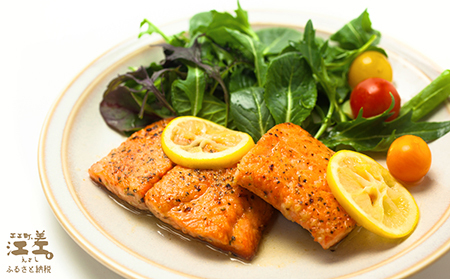 ＼配送月指定可／北海道産 サーモン フィレ 生食用 700g以上×2枚 皮なし・骨取り済 1尾分　1枚でお刺身10人前分くらい　日本海 かもめ島海面養殖　純国産 ブランドサーモン『江さしっ子 繁虎』　衝撃の口どけ　とろける脂　生食可　冷凍　トラウトサーモン　刺身　サーモンステーキ　カルパッチョ　海鮮　鮭　さけ　シャケ　しゃけ　さーもん