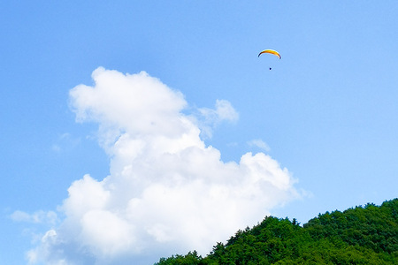 風に乗り鳥の気持ちになる！ パラグライダータンデムフライト体験 お一人様チケット