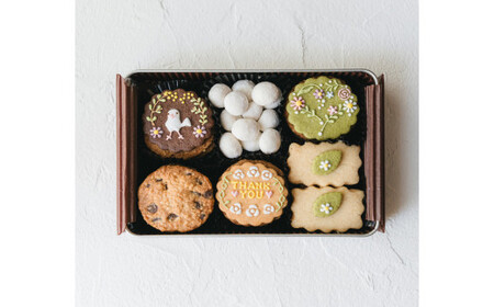 ちいさな窓のクッキー缶「ツルギーとリリスの恋ものがたり」　【11100-1369】