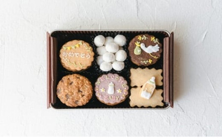 ちいさな窓のクッキー缶「ツルギーと小さな足音」　