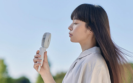 リズム 大風量2重反転ファン搭載ハンディファン Silky Wind Mobile 3.2 グリーン　【11100-1847】