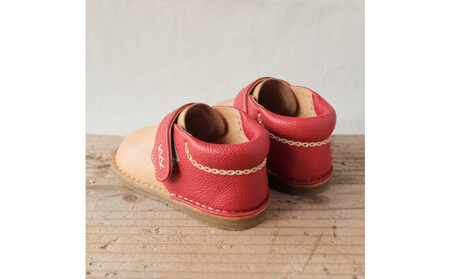 柔らかく履かせやすい本革製ベビーシューズ　赤