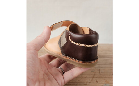 柔らかく履かせやすい本革製ベビーシューズ　焦茶