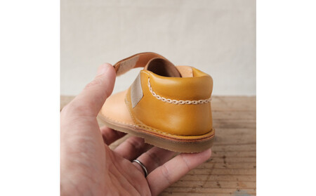 柔らかく履かせやすい本革製ベビーシューズ　マスタード