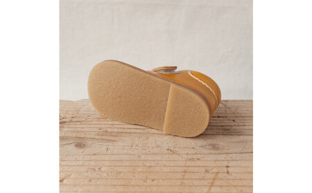 柔らかく履かせやすい本革製ベビーシューズ　マスタード