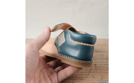 柔らかく履かせやすい本革製ベビーシューズ　ブルー