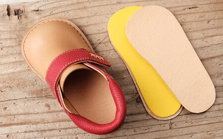 柔らかく履かせやすい本革製ベビーシューズ　ブルー