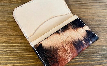 奄美大島の泥染めレザーを使用した名刺入れ（ブラックステッチ）　