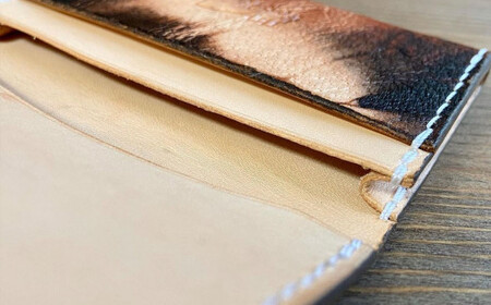 奄美大島の泥染めレザーを使用した名刺入れ（ブラックステッチ）　