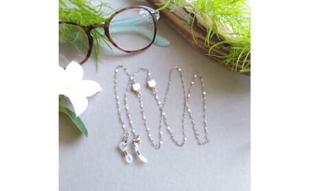 【小さなシェル猫】メガネチェーン　サージカルステンレス　アレルギー対応　白蝶貝　ネコモチーフ　天然石　プレゼント　ギフト　