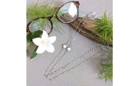 【小さなシェル猫】メガネチェーン　サージカルステンレス　アレルギー対応　白蝶貝　ネコモチーフ　天然石　プレゼント　ギフト　