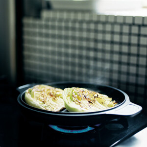 【ガス火専用】無水調理ができ、フタはフライパンになる アルミ鋳物鍋「味わい鍋」両手22cm 日本製【1137356】