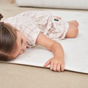 popomi 抗菌もちもちプレイマット モダンべージュ&マーブル 140×200×1.6cm【1653068】