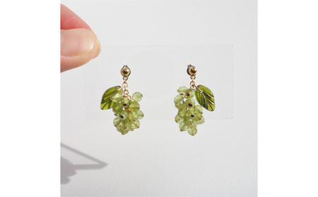 ぶどうのピアス 天然石使用 ペリドット［マスカット］金属アレルギー対応 チタン製ピアス ハンドメイド No.530-01