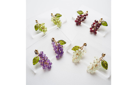 ぶどうのピアス 天然石使用 アメジスト［巨峰］金属アレルギー対応 チタン製ピアス ハンドメイド No.530-04