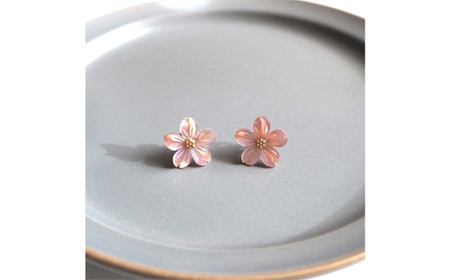 No.040-08 シェルのピアス 桜［ピンク］金属アレルギー対応 チタン製ピアス ハンドメイド