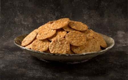 〔おせんべいやさん本舗 煎遊〕黒胡椒せん 大箱　80枚入（2枚×40袋）【11218-0875】