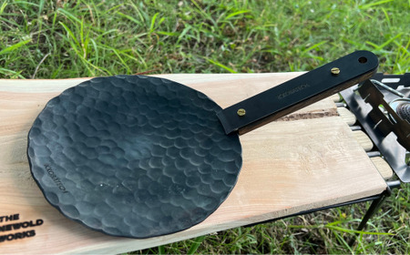 鉄製フライパン2種（丸型・四角各1枚）取手2本付【アウトドア フライパン アイアン 鉄 アウトドアグッズ キャンプ】