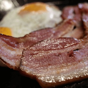 【優雅な朝食セット】真っ黒なチーズケーキパンとベーコンスライスセット チーズケーキ パン デザート スイーツ クリームチーズ おつまみ お取り寄せ ギフト 豚肉 北海道 せたな町 ふるさと納税