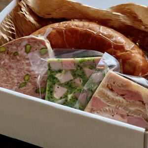 【レストランの味セット】シャルキュトリー (食肉加工品) 4品セット 豚肉 豚レバー ベーコン ハム ソーセージ 燻製 おつまみ 盛り合わせ お取り寄せ ギフト 北海道 せたな町 ふるさと納税 11,550円