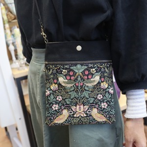 スマホが入る少し大きいポシェット（黒×黒）