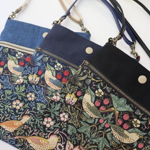 スマホが入る少し大きいポシェット（青×濃紺）