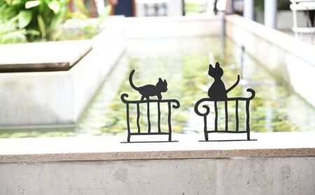 ブルーとティアラのオーナメント（B）ブルーとティアラ インテリア 置物 ガーデンオーナメント 黒猫 猫柄 猫好き 窓辺 ニッチ 可愛い 錆びない アルミ製 玄関アプローチ 猫の置物 