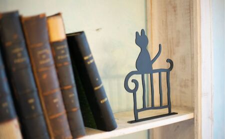 ブルーとティアラのオーナメント（B）ブルーとティアラ インテリア 置物 ガーデンオーナメント 黒猫 猫柄 猫好き 窓辺 ニッチ 可愛い 錆びない アルミ製 玄関アプローチ 猫の置物 