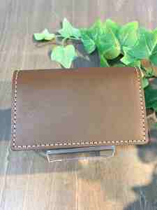 1973年創業の老舗革工房が送る「レーザー彫刻 本革オリジナルのカードケース【ブラウン】」